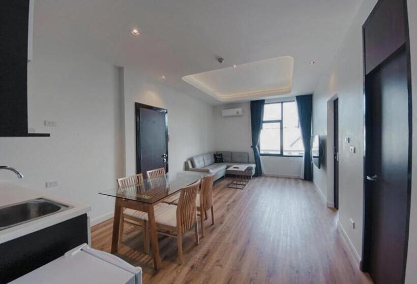 סוויטה אקזקיוטיב, Play Poshtel & Cafe