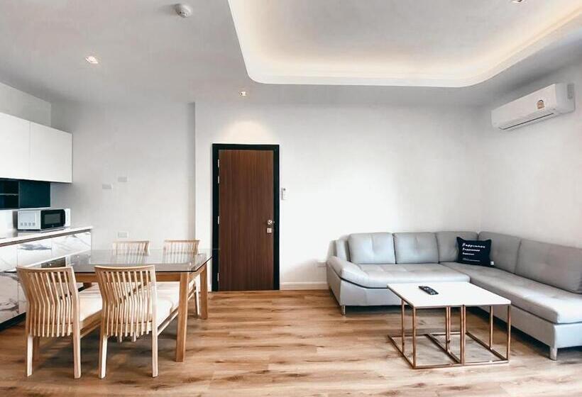 סוויטה אקזקיוטיב, Play Poshtel & Cafe