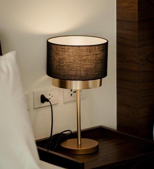 סוויטה אקזקיוטיב, Play Poshtel & Cafe