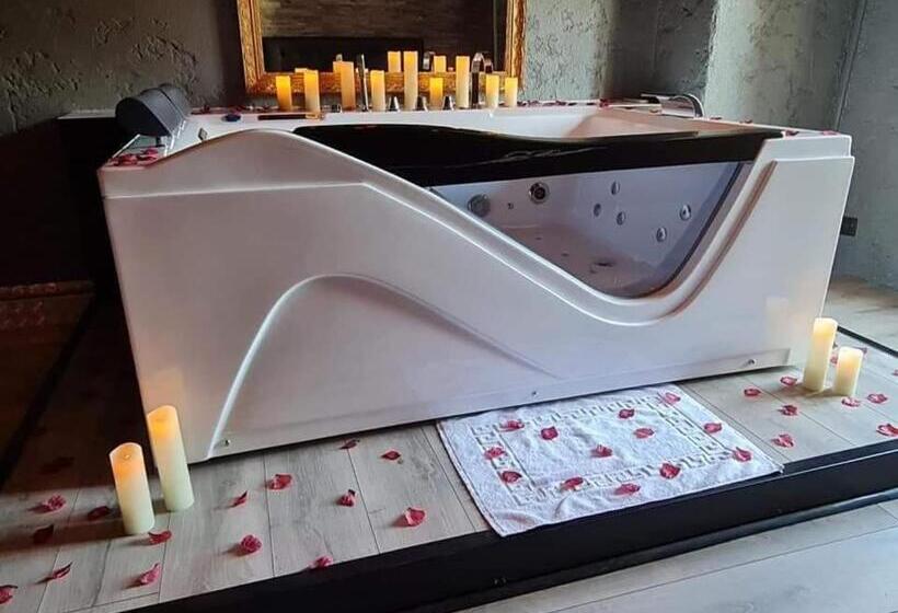 标准间带漩涡浴缸, Le Grand Moulin Des Tanneurs B&b Et Love Room