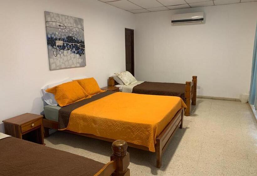 四人标准间, Julianna Country House