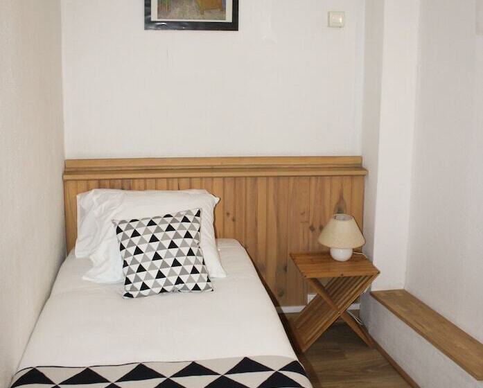 חדר סטנדרט לשלושה, Croix Baragnon