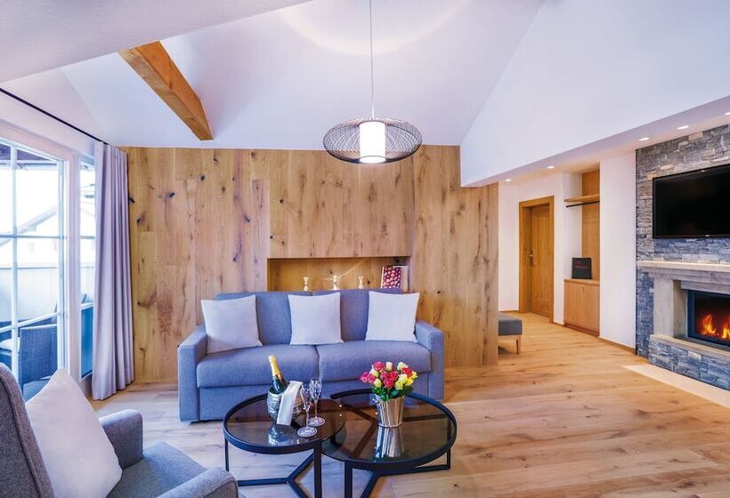 Superior Svit, Das Reisch