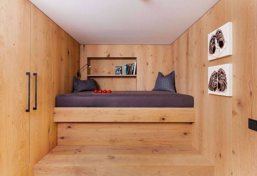 Deluxe Svit, Das Reisch