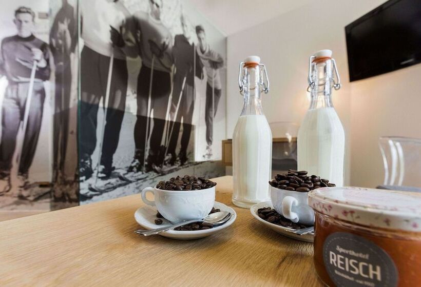 Deluxe Svit, Das Reisch