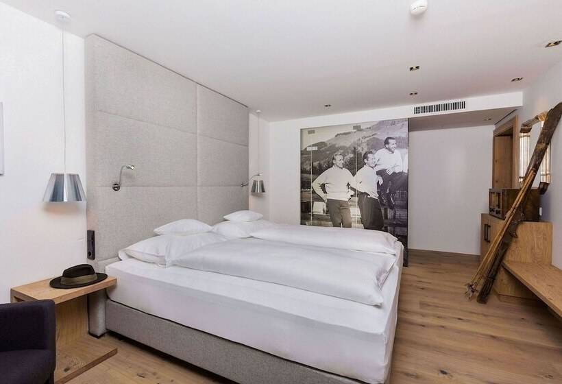 Deluxe Svit, Das Reisch