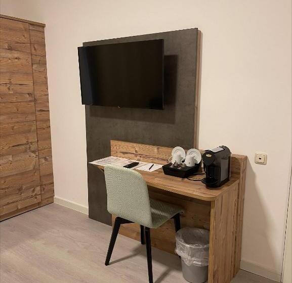 디럭스 룸, Mintarder Wasserbahnhof