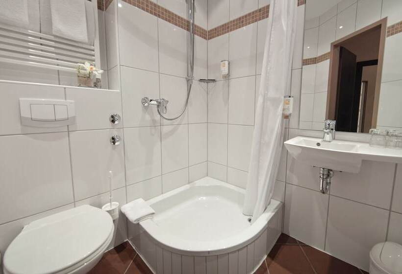 标准三人间, Savoy