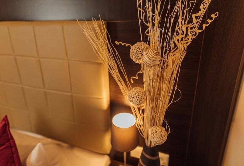 标准三人间, Savoy