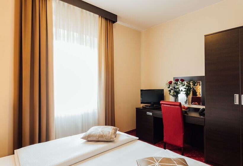 标准三人间, Savoy