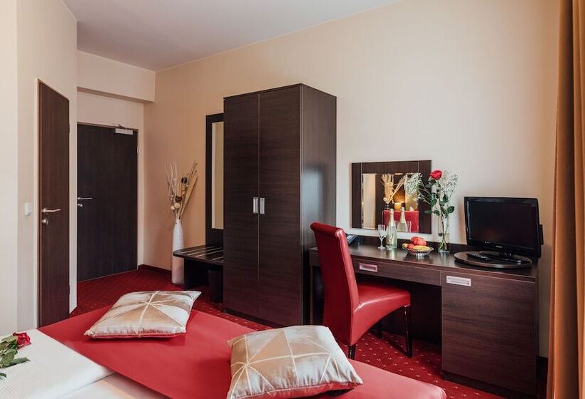 标准三人间, Savoy