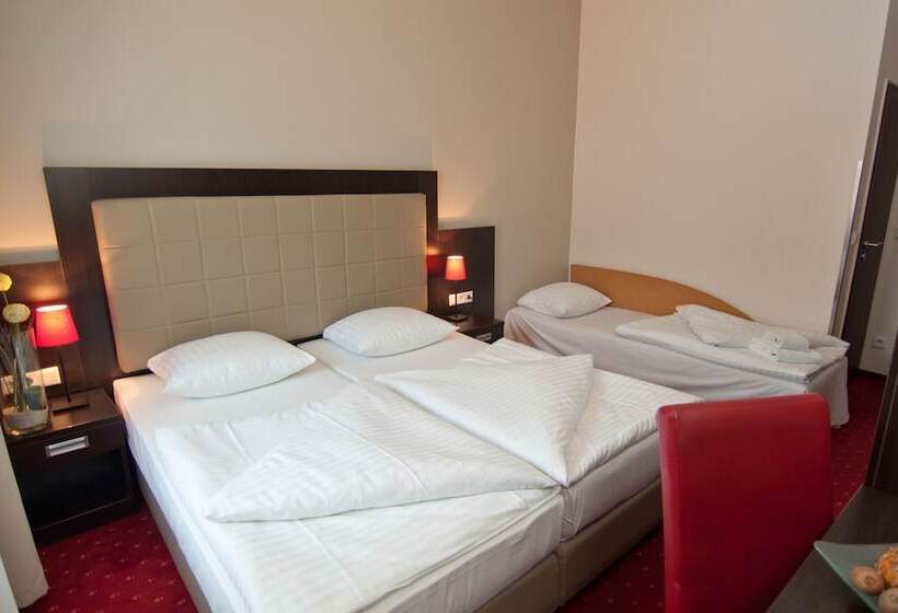 标准三人间, Savoy