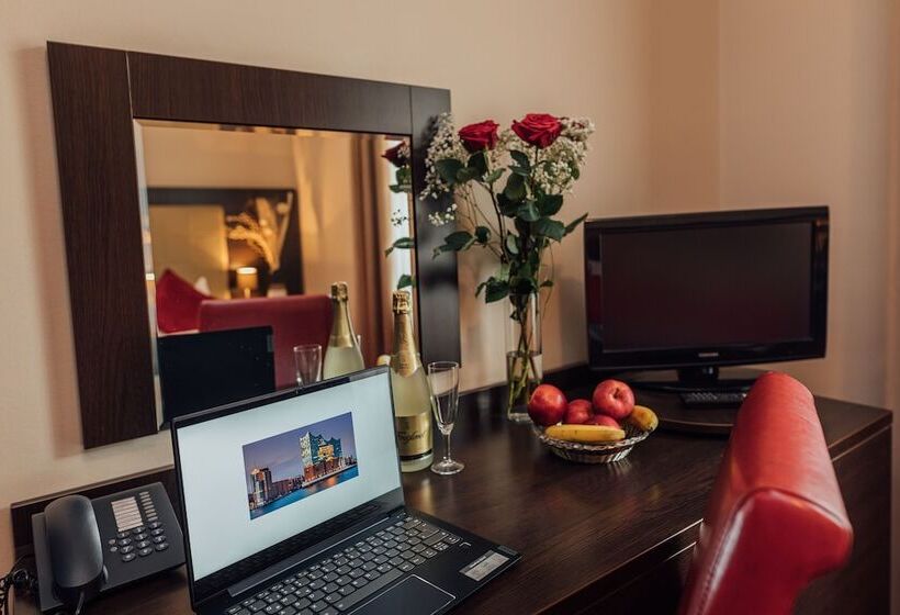 舒适三人间, Savoy