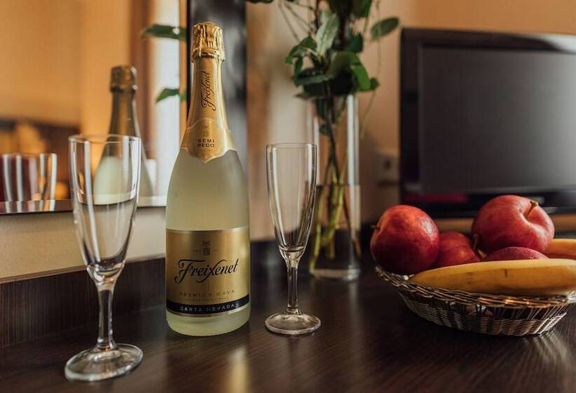 舒适三人间, Savoy