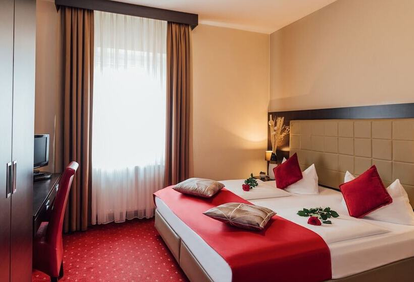 舒适三人间, Savoy