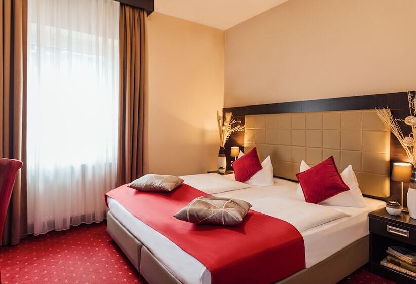 标准三人间, Savoy