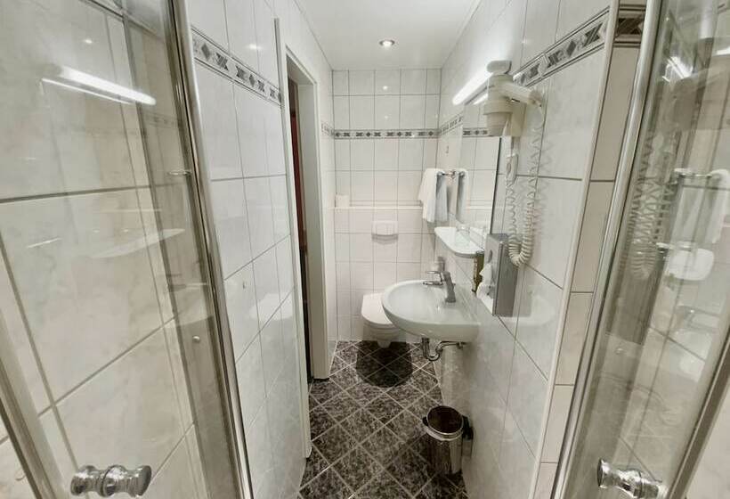 اتاق اکونومی یک تخته, West An Der Bockenheimer Warte