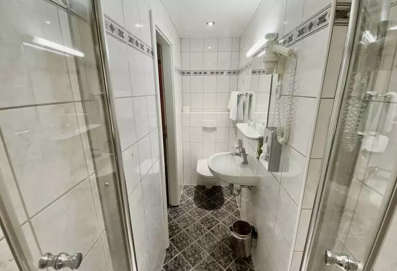 اتاق اکونومی یک تخته, West An Der Bockenheimer Warte