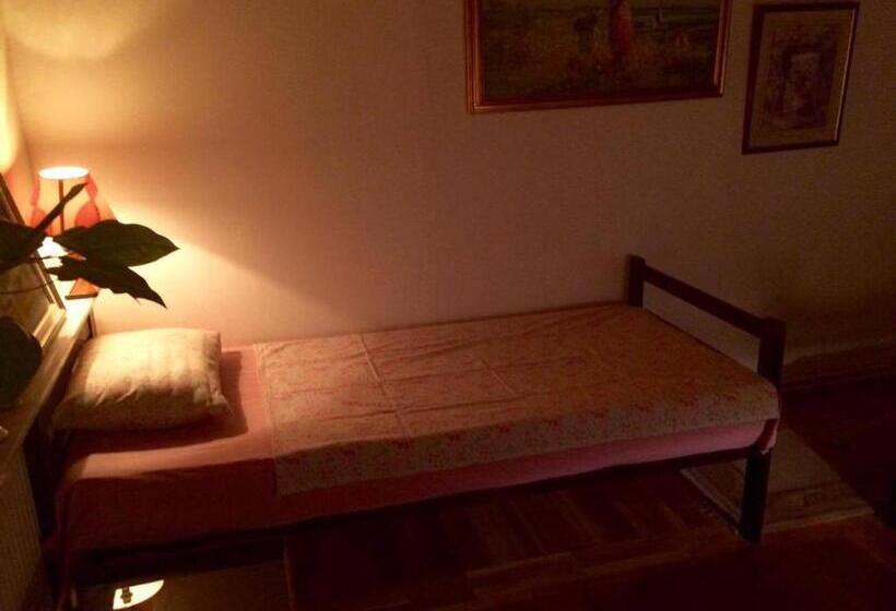 اتاق استاندارد سه تخته با سرویس بهداشتی مشترک, Guest House Vila Eli