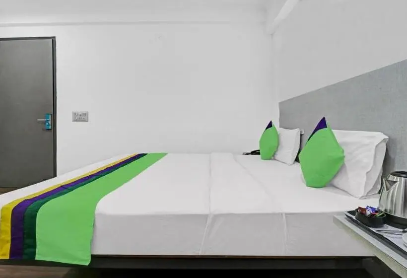 デラックスルーム, Treebo Grand Town House