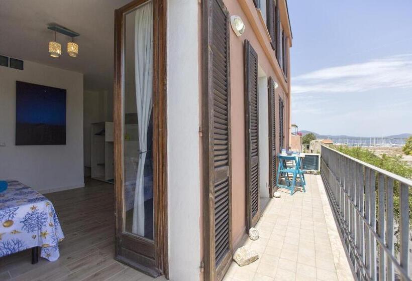 غرفة سوبيريور ثلاثية مطلّة علي البحر, Dery Alghero Holiday Rooms