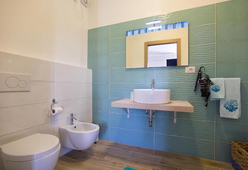 غرفة سوبيريور ثلاثية مطلّة علي البحر, Dery Alghero Holiday Rooms