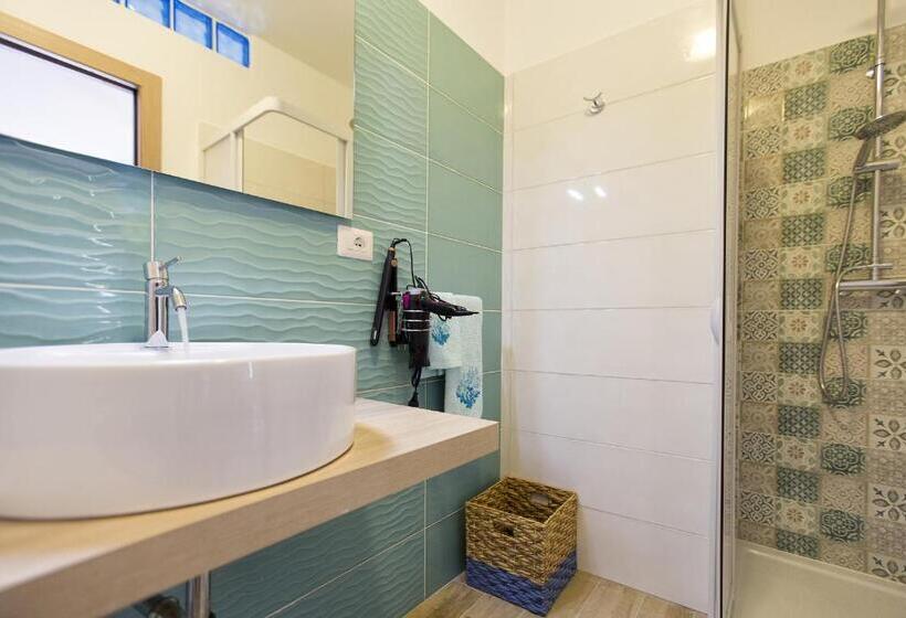 غرفة سوبيريور ثلاثية مطلّة علي البحر, Dery Alghero Holiday Rooms