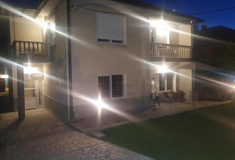 דירת חדר בקומת קרקע, Guest House Jasmin