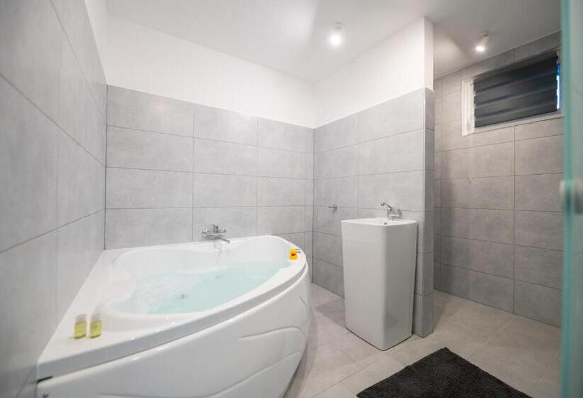 اتاق سوپریور سه تخته, Pixel Guesthouse