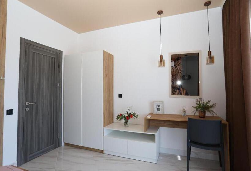 1 Bedroom Apartment Lake View, Villa Bonapart