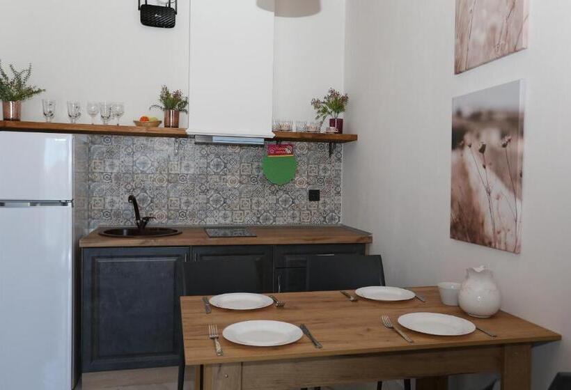 1 Bedroom Apartment Lake View, Villa Bonapart