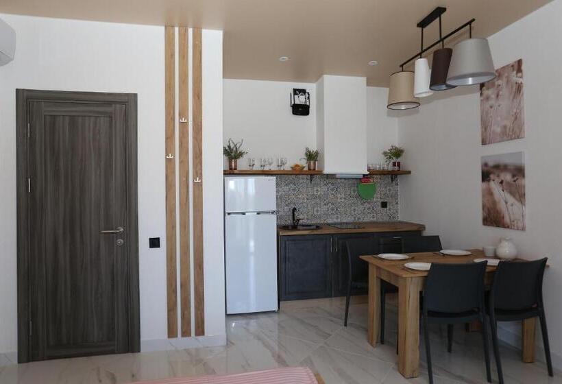 1 Bedroom Apartment Lake View, Villa Bonapart