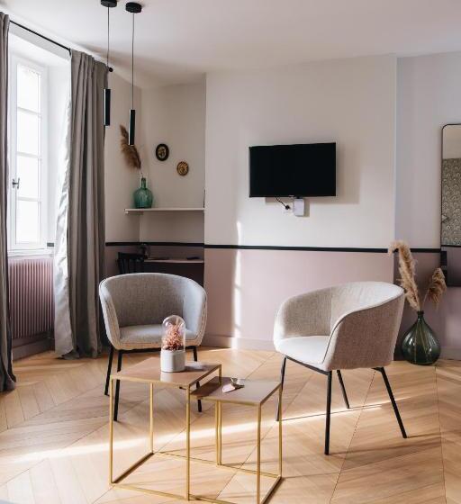 可看到泳池的单人间, Le Château Réal