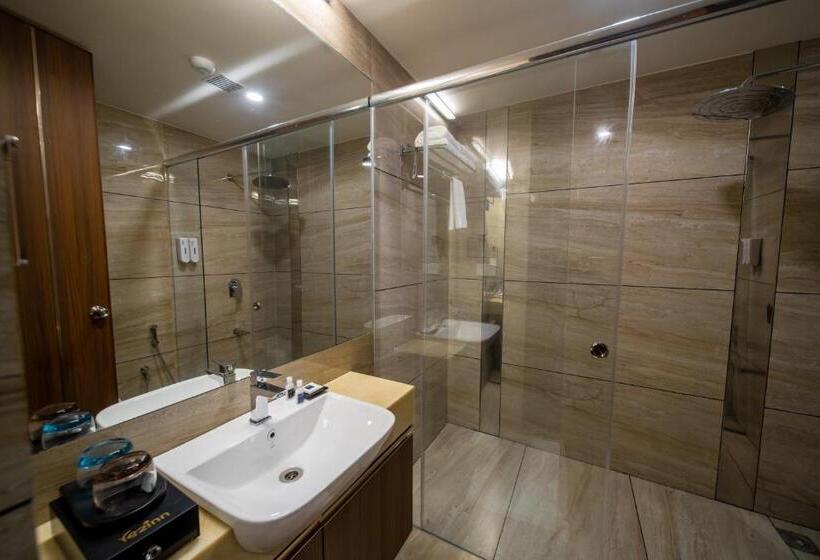 اتاق اجرایی با تخت بزرگ, Fezinn Hotel   Best Wayanad Hotel In 2024