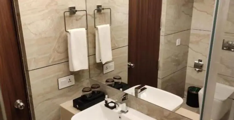 キングサイズベッドのエクゼクティブルーム, Fezinn Hotel Best Wayanad Hotel In 2024