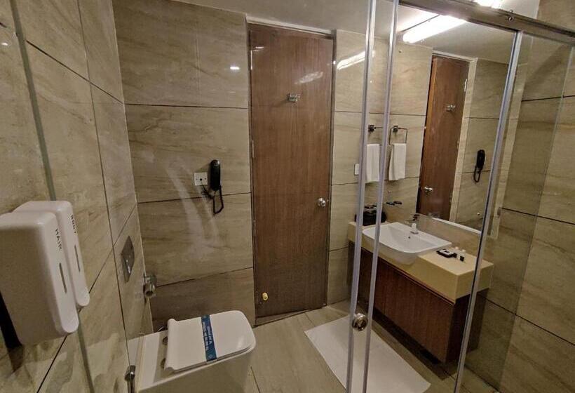 اتاق اجرایی با تخت بزرگ, Fezinn Hotel   Best Wayanad Hotel In 2024