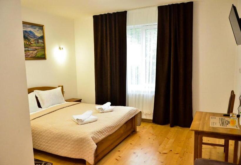 Полулюкс, Kolochava Hotel & Restaurant