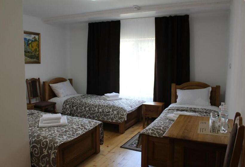 חדר דלוקס לשלושה, Kolochava Hotel & Restaurant