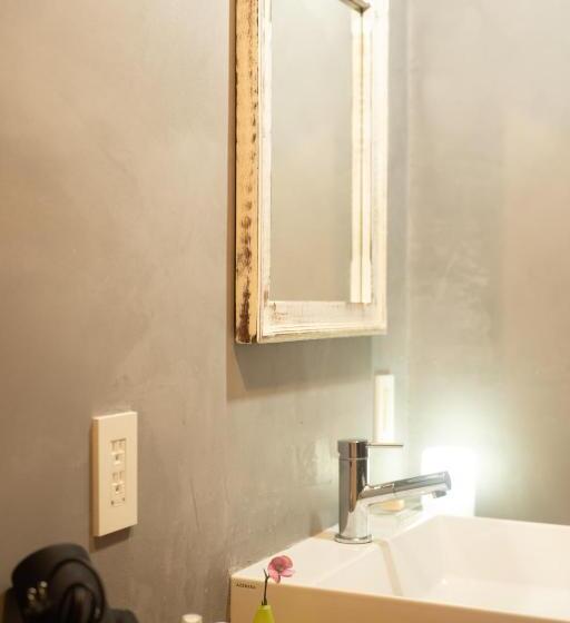 اتاق لوکس, 六根ゲストハウス Rokkon Guest House