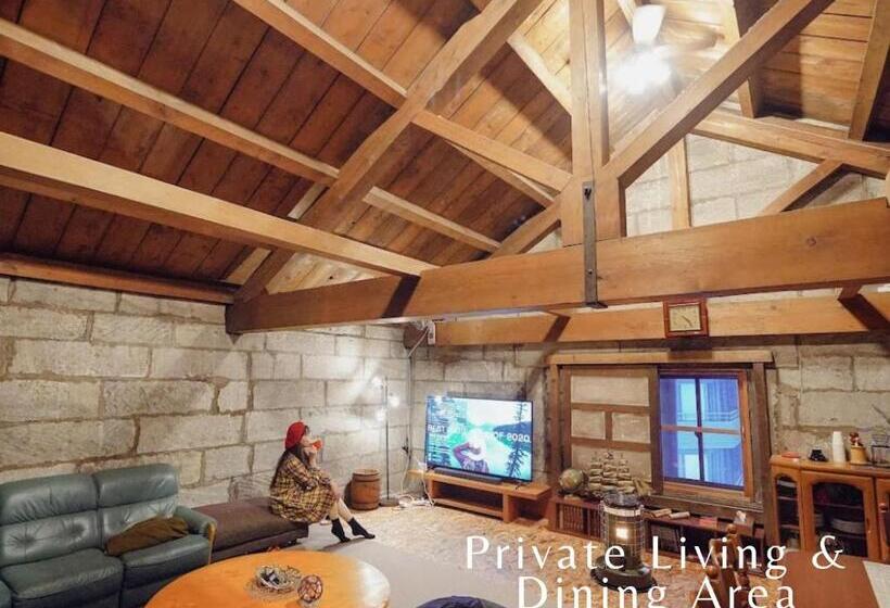 דירת שני חדרים, 石と鉄 House Of Stone And Iron