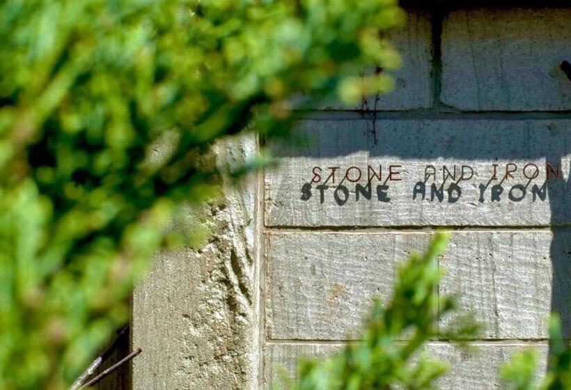 דירת שני חדרים, 石と鉄 House Of Stone And Iron