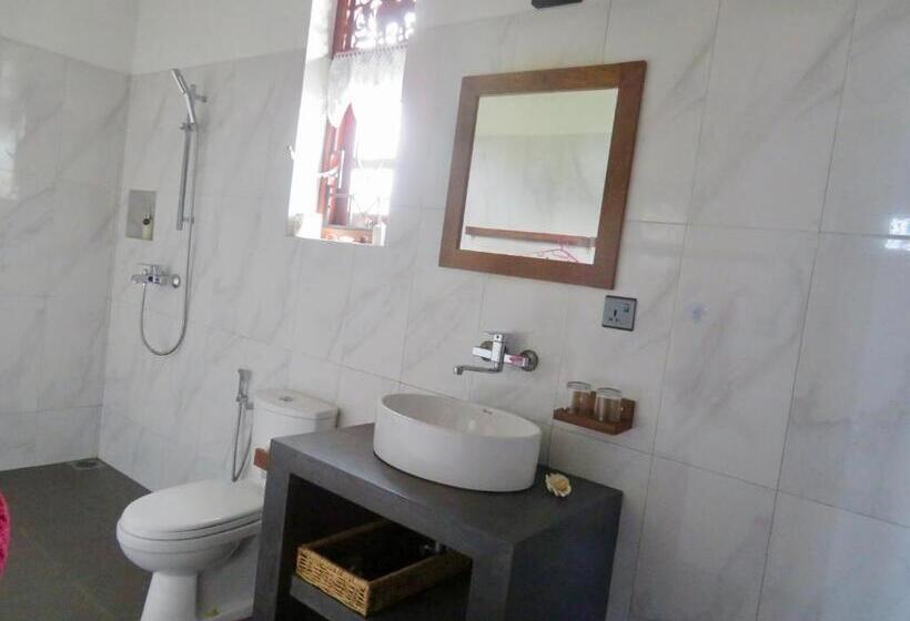 オーシャンビュースタンダードルームバルコニー付き, Thoduwawa Beach Villa