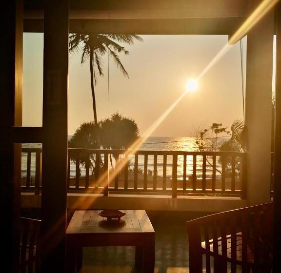 オーシャンビュースタンダードルームバルコニー付き, Thoduwawa Beach Villa