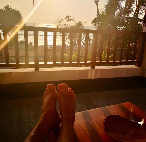 オーシャンビュースタンダードルームバルコニー付き, Thoduwawa Beach Villa