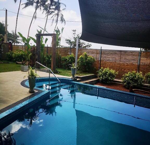 غرفة قياسية مطلّة علي حمام السباحة, Thoduwawa Beach Villa