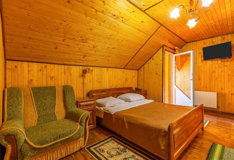 Standard Kolmen Hengen Huone, гуцульська світлиця