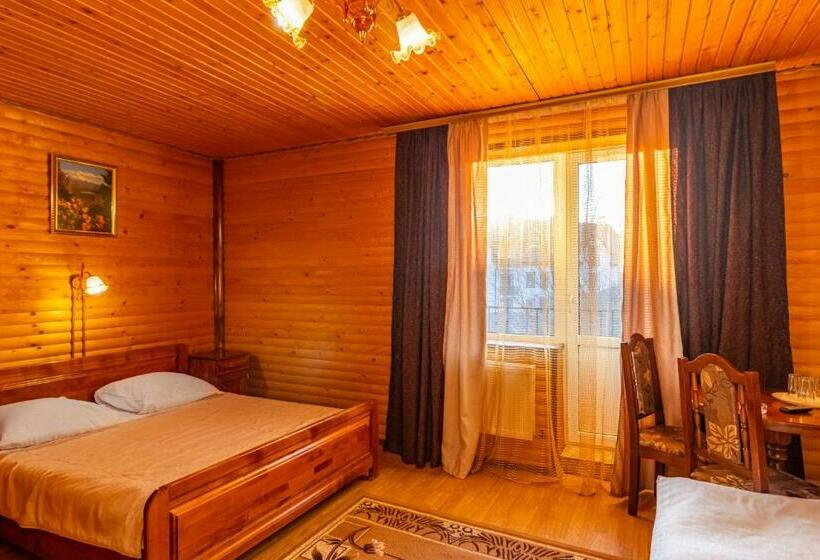 Standard Kolmen Hengen Huone, гуцульська світлиця