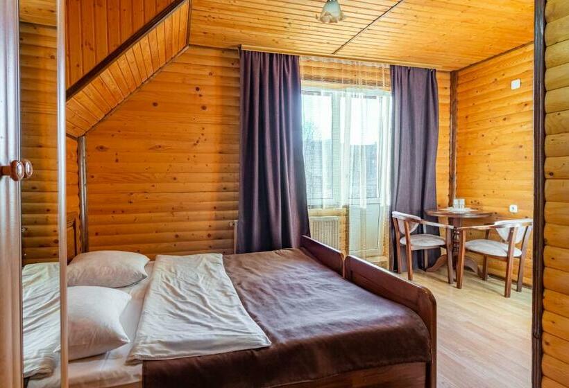 Standard Neljän Hengen Huone, гуцульська світлиця