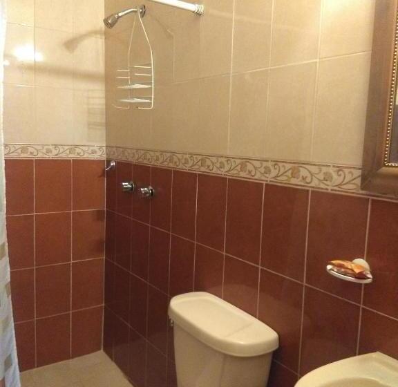 غرفة قياسية سرير كينج, Farah