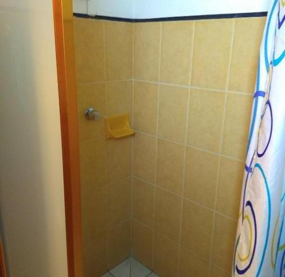 جناح عائلي, Farah